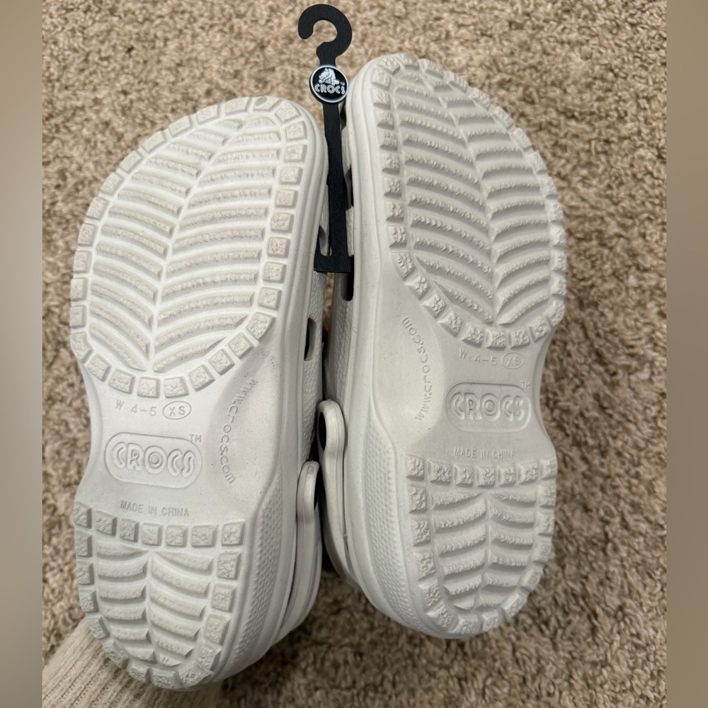 Women’s crocs new gray size 4/5 - Picture 3 of 4